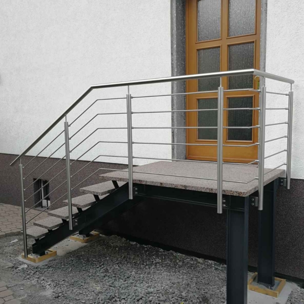 28 - Eingangstreppe, Unterkonstruktion Stahl verzinkt, pulverbeschichtet, Stufen und Podest Granit, Geländer Edelstahl (Witzenhausen)