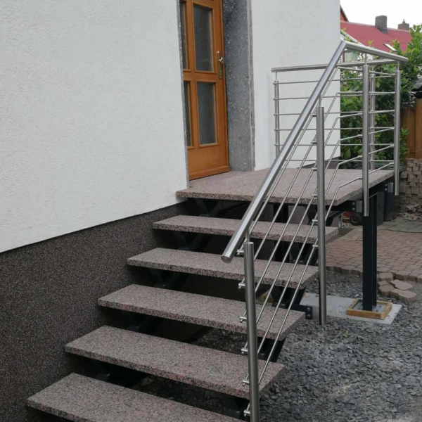 29 - Eingangstreppe, Unterkonstruktion Stahl verzinkt, pulverbeschichtet, Stufen und Podest Granit, Geländer Edelstahl (Witzenhausen)