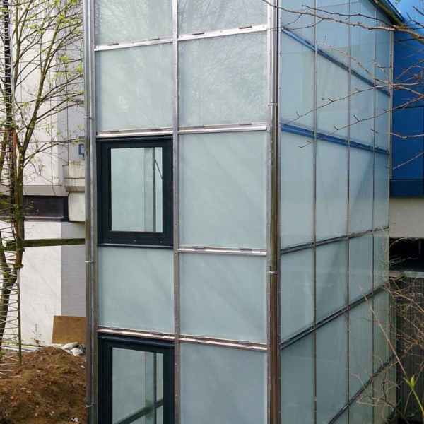 04 - Treppenturmeinhausung, Dacheindeckung Trapezblech gedämmt, Füllung VSG Glas matte Folie (Göttingen)