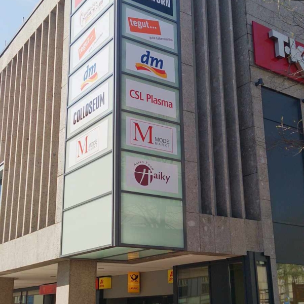 05 - Pfosten-Riegelfassade auf Stahlunterkonstruktion für hinterleuchtete Werbeflächen, Dacheindeckung Trapezblech (Göttingen)