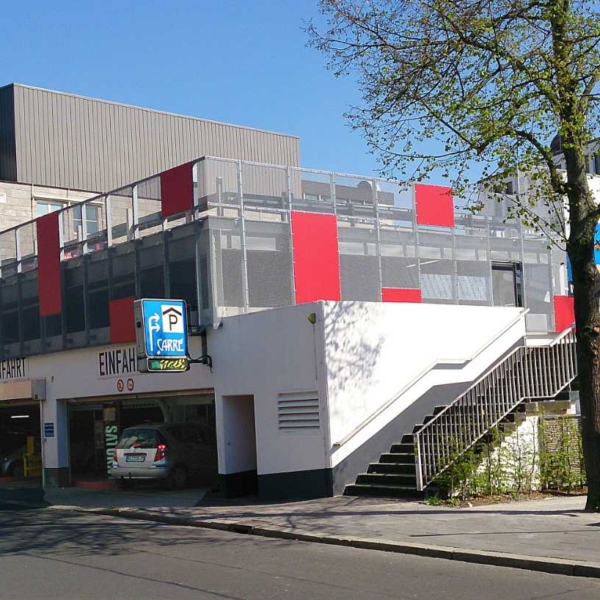 07 - Pfosten-Riegelfassade, Stahl verzinkt, Füllung Steckmetall und Trespa (Göttingen)