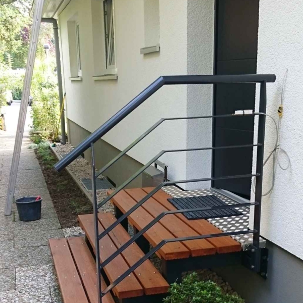 03 - Eingangstreppe, Stahl verzinkt, Holzstufen (Göttingen)