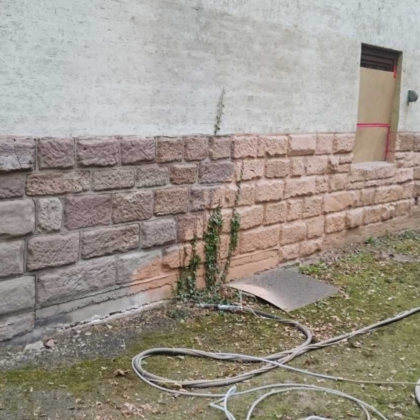04 - Sandsteinsockel, Latexfarbe entfernt (Reyershausen)