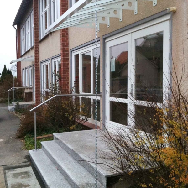 14 - Auslegervordach, Aluminium, pulverbeschichtet (Wachenhausen)