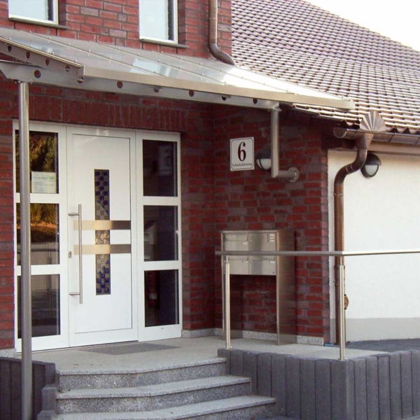 18 - Eingangsvordach, Stahl verzinkt, pulverbeschichtet, Glaseindeckung (Obernjesa)