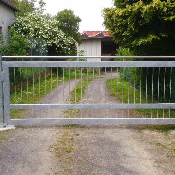 04 - Drehtor mit automatischem Antrieb und Pforte (Spanbeck)