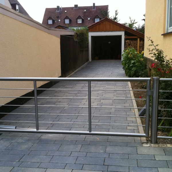 08 - Edelstahl-Drehtor mit automatischem Antrieb (Kassel)