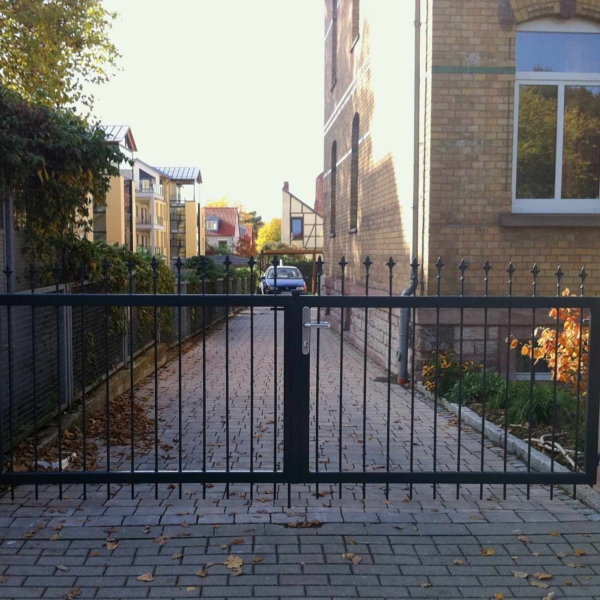 12 - Zaunanlage mit zweiläufigeligem Tor und Pforte (Göttingen)