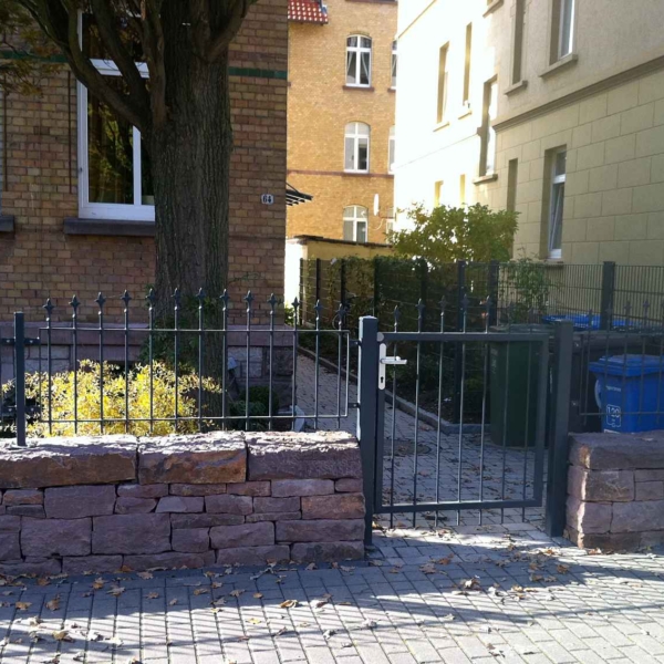 13 - Zaunanlage mit zweiläufigeligem Tor und Pforte (Göttingen)